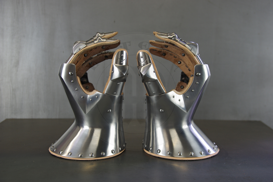 Early XV c. arm harness with separated spaulders which were inspired by depicts from Altarpiece of St. George, dated for first quarter of XV c., currently in Victoria and Albert Museum. Material: medium carbon steel heat hardened and tempered up to 42 HRC./ Wczesno XV wieczne osony rk z osobnymi naramiennikami zainspirowane przedstawieniami z otarza w. Jerzego datowanego na pierwsz wier XV wieku, obecnie w Vicotria and Albert Museum w Londynie. Materia: stal redniowglowa hartowana i odpuszczana do 42 HRC.